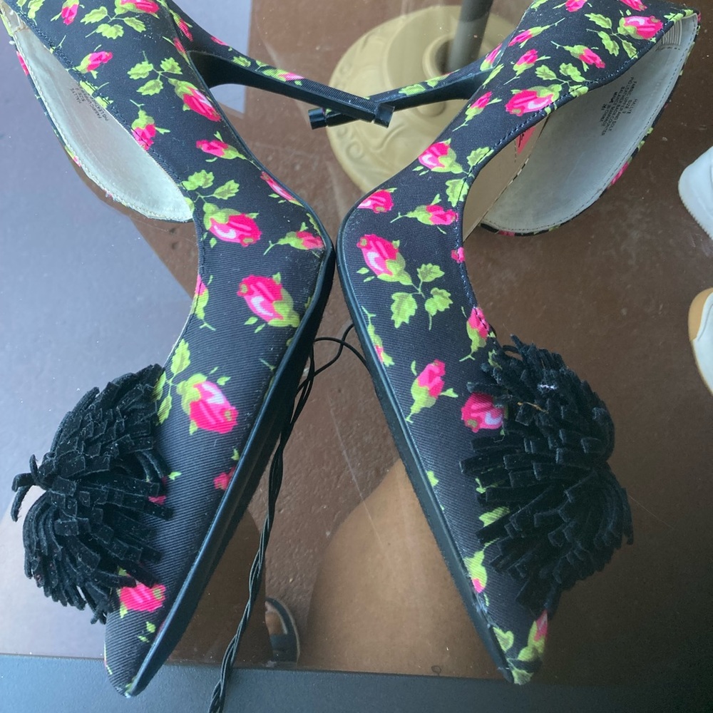 New with tags, Beautiful rose pattern, W/black